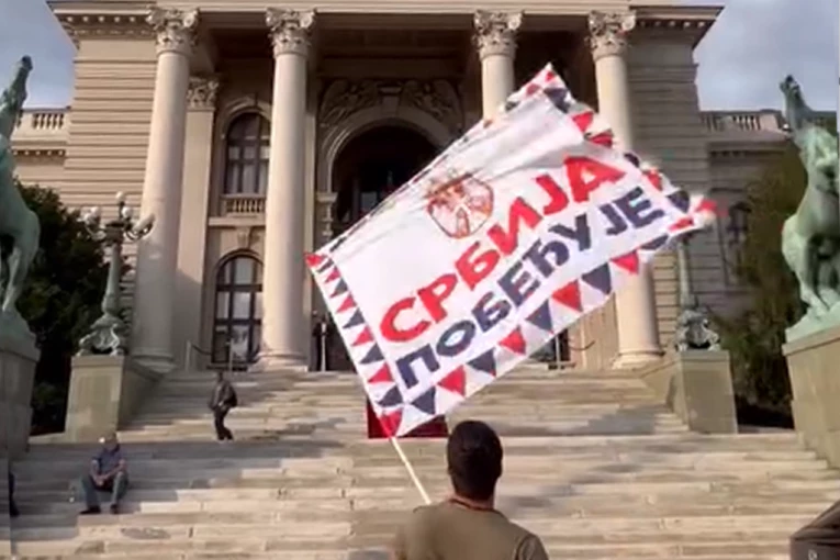 SRBIJA IPAK POBEĐUJE! Aktivisti SNS razvili transparent nakon napada blokadera na Slaviji - VELIČANSTVEN PRIZOR ISPRED SKUPŠTINE SRBIJE! (VIDEO)