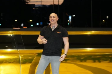 LUDILO BEZ GRANICA! Desingerica ponovo ŠOKIRAO Crnu Goru: Hranio publiku KUTLAČOM, fanovi u transu
