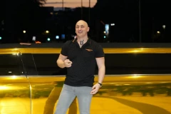 LUDILO BEZ GRANICA! Desingerica ponovo ŠOKIRAO Crnu Goru: Hranio publiku KUTLAČOM, fanovi u transu