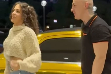DESINGERICA IZVEO ČITAV HAREM IZ ZLATNE LIMUZINE! Narod zanemeo, a evo kako je reagovala NJEGOVA SUPRUGA! (VIDEO)