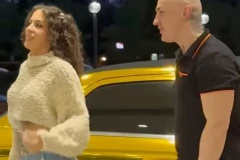 DESINGERICA IZVEO ČITAV HAREM IZ ZLATNE LIMUZINE! Narod zanemeo, a evo kako je reagovala NJEGOVA SUPRUGA! (VIDEO)