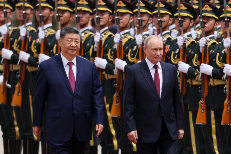 PUTIN DOČEKAN TOPOVSKOM VATROM! "Odnosi Rusije i Kine dostigli neviđeni nivo"  - POGLEDAJTE SPEKTAKULARAN DOČEK! (FOTO)
