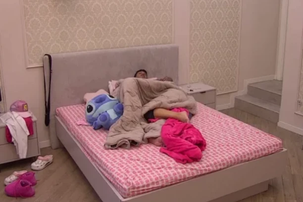 MALA NORA OVO NE SME DA VIDI: Đukić neće da joj bude OČUH, mama Aneli ga odvela u krevet! ŠOK! (VIDEO)