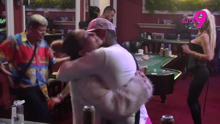 MALA NORA OVO NE SME DA VIDI: Đukić neće da joj bude OČUH, mama Aneli ga odvela u krevet! ŠOK! (VIDEO)