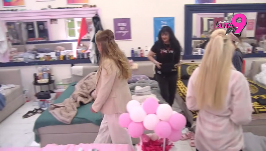 ČLAN PRODUKCIJE UPAO UŽIVO U PROGRAM - Kamera zabeležila kako VREĐA i daje INSTRUKCIJE učesnicima! (VIDEO)