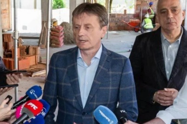 SJAJNE VESTI! Država ulaže 295 miliona dinara: Gradonačelnik Bakić i ministar Glišić obišli radove u subotičkoj OŠ "Đuro Salaj"! (FOTO)