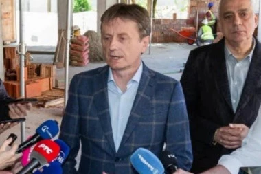 SJAJNE VESTI! Država ulaže 295 miliona dinara: Gradonačelnik Bakić i ministar Glišić obišli radove u subotičkoj OŠ "Đuro Salaj"! (FOTO)