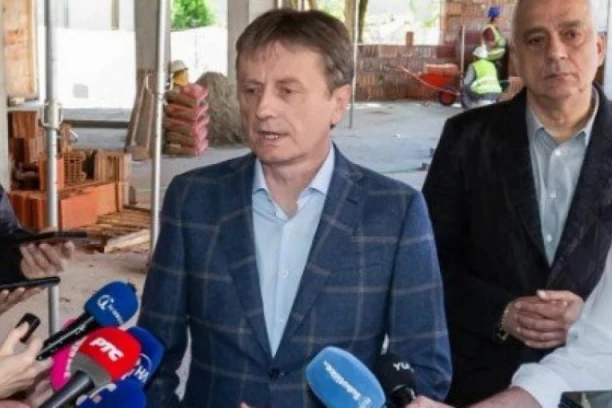 SJAJNE VESTI! Država ulaže 295 miliona dinara: Gradonačelnik Bakić i ministar Glišić obišli radove u subotičkoj OŠ "Đuro Salaj"! (FOTO)
