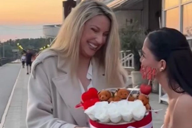 RADA MANOJLOVIĆ POSTALA TETKA! Kolege čestitaju, STIGAO BRATANAC! (VIDEO)