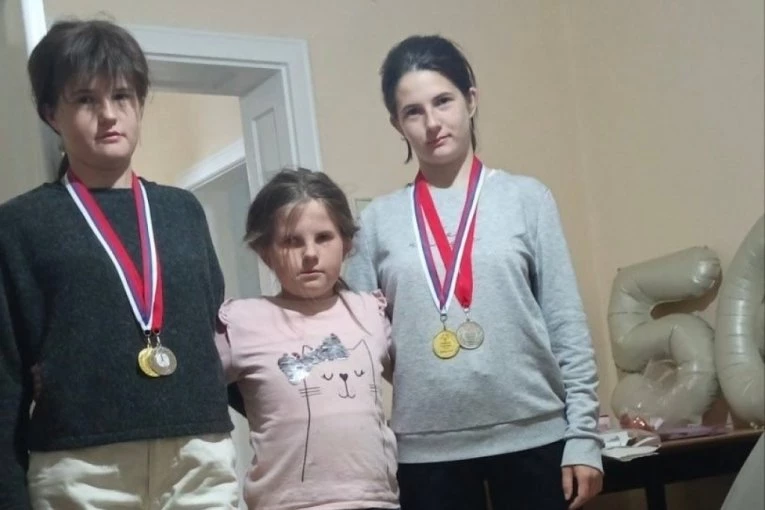 SESTRAMA IZ KRUŠEVCA POŽAR PROGUTAO DOM! Srbija ih je upoznala kada su prodavale badnjake, sada napokon imaju čemu da se raduju! (FOTO)