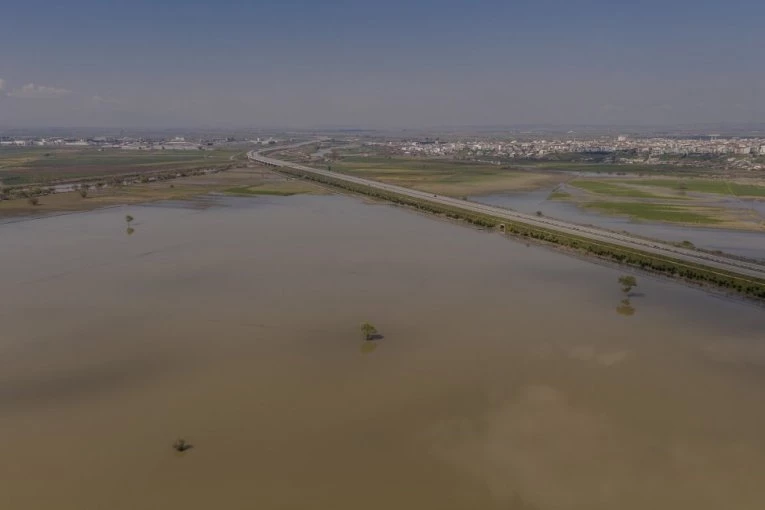 DRAMA ZBOG PUCANJA BRANE! Proglašeno VANREDNO STANJE, stanovništvo HITNO evakuisano, građani u strahu od POPLAVA! (VIDEO)