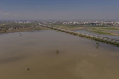 DRAMA ZBOG PUCANJA BRANE! Proglašeno VANREDNO STANJE, stanovništvo HITNO evakuisano, građani u strahu od POPLAVA! (VIDEO)