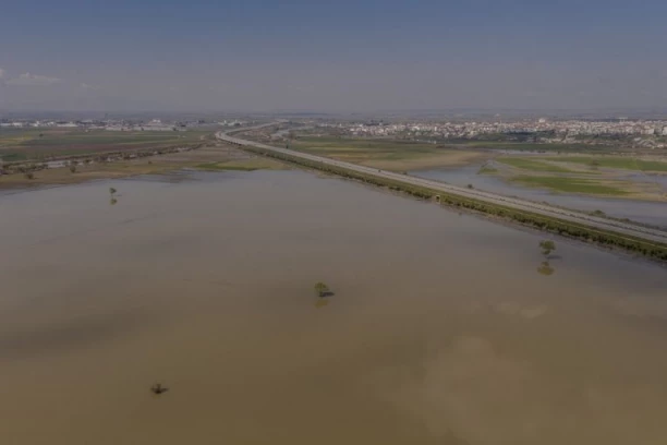 DRAMA ZBOG PUCANJA BRANE! Proglašeno VANREDNO STANJE, stanovništvo HITNO evakuisano, građani u strahu od POPLAVA! (VIDEO)