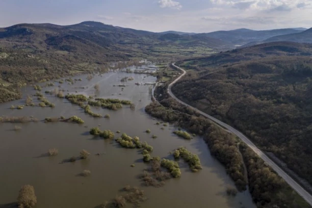 STRAVIČNE SCENE! Kuća se URUŠILA, čovek NASTRADAO u KATASTROFALNIM poplavama - voda NOSI SVE PRED SOBOM! (VIDEO)
