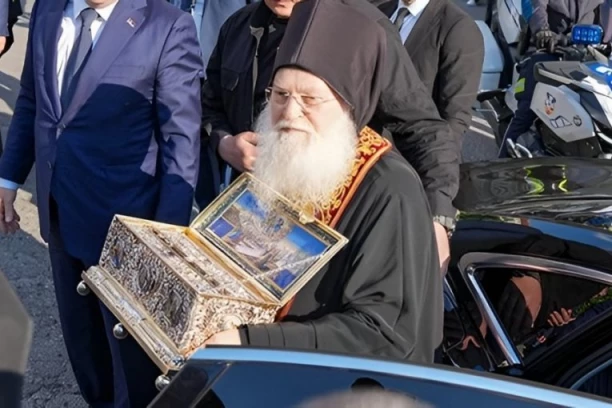 "NEKA VAS POJAS PRESVETE BOGORODICE LEČI OD BOLESTI I DARUJE JEDINSTVO": Iguman Jefrem, koji je doneo svetinju u Beograd, uputio snažnu poruku Srbima