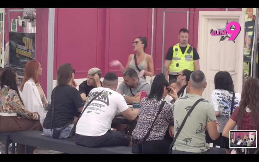 LJUDI, ŠTA JE SA STANIJINOM ZADNJICOM? - Član produkcije uneo informaciju iz spoljnog sveta! STARLETA RASKRINKANA! (VIDEO)