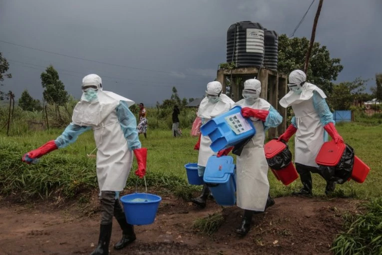 EBOLA SE ŠIRI VEĆ DVA MESECA, TEK SADA JE OTKRIVENA! Šokantni izveštaji lekara s lica mesta, narod besan pali sve pred sobom (FOTO)