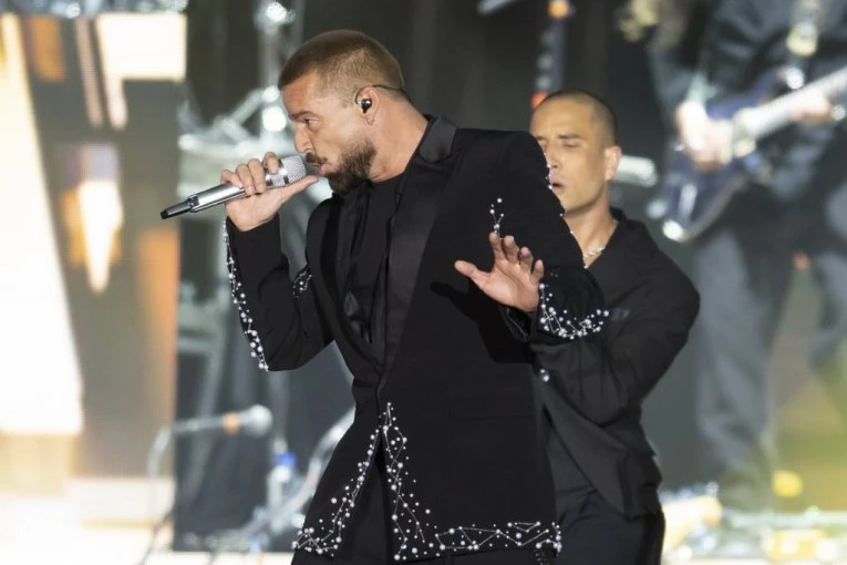 SKINUO SE RIKI MARTIN (54) PRED KONCERT U BEOGRADU: Sve puca od mišića u prestonilčkom hotelu! (FOTO)