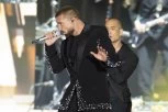 SKINUO SE RIKI MARTIN (54) PRED KONCERT U BEOGRADU: Sve puca od mišića u prestonilčkom hotelu! (FOTO)