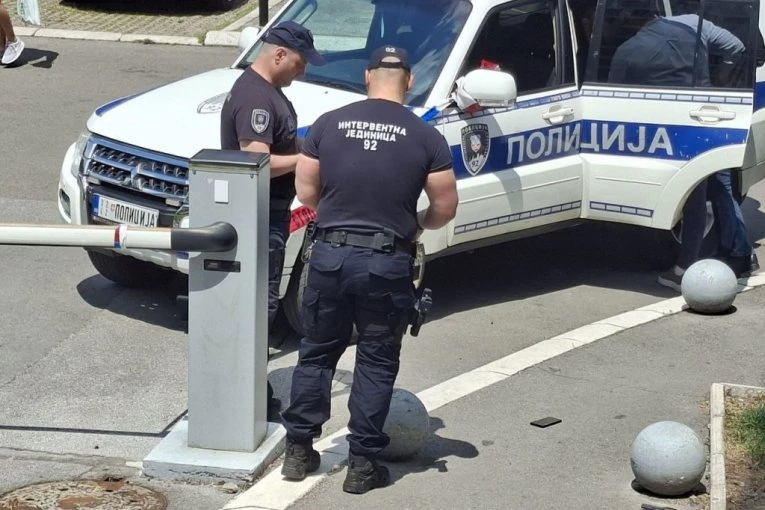 PUCNJAVA U NOVOM SADU! Hitna pomoć zatekla muškarca u lokvi krvi, policija na licu mesta!