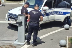 PUCNJAVA U NOVOM SADU! Hitna pomoć zatekla muškarca u lokvi krvi, policija na licu mesta!