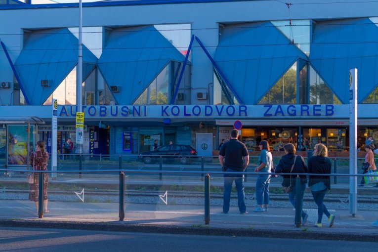 GLASS BROKE OFF AND FELL ON PASSENGERS! Horror at the bus station! (VIDEO)