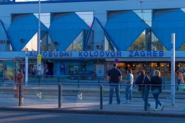 STAKLO SE ODLOMILO I PALO NA PUTNIKE! Užas na autobuskoj stanici! (VIDEO)
