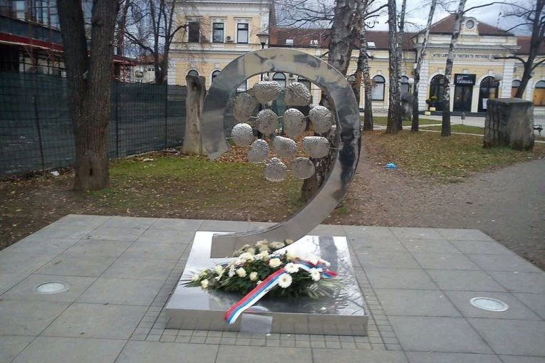 BANJALUČKE BEBE NIKADA SE NEĆE ZABORAVITI: Težak dan u Republici Srpskoj, venci i suze u centru grada