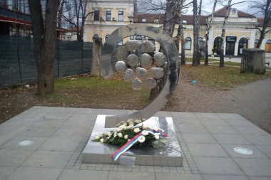 BANJALUČKE BEBE NIKADA SE NEĆE ZABORAVITI: Težak dan u Republici Srpskoj, venci i suze u centru grada