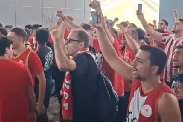EKSKLUZIVNO! "ZVEZDA ŠAMPION" GRMI U PIREJU! Premoćne scene pred fajnal-for Evrolige! (VIDEO)