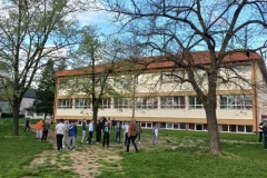NEKO IM POKUCAO, KAD SU OTVORILI, SAMO ŠTO NISU PALI U NESVEST! Šok-prizor na vratima škole u Kruševcu! (VIDEO)