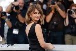 ŠTA SE DEŠAVA S PENELOPE KRUZ? Pridržavaju je da ne padne na Kanskom festivalu, snimak zabrinuo javnost (VIDEO)