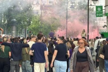 POSLEDNJI PLES ZA KRAJ JEDNOG POGLAVLJA: Čačanski maturanti u suzama radosnicama zaigrali kolo nasred trga, trubači grmeli gradom! (VIDEO)