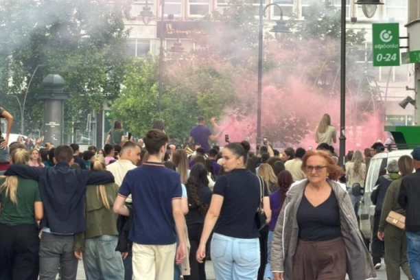 POSLEDNJI PLES ZA KRAJ JEDNOG POGLAVLJA: Čačanski maturanti u suzama radosnicama zaigrali kolo nasred trga, trubači grmeli gradom! (VIDEO)