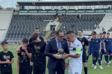 NATHO UPLAKAN IZAŠAO NA TEREN: Grobari  na dirljiv način ispratili kapitena u zasluženu penziju! (VIDEO)