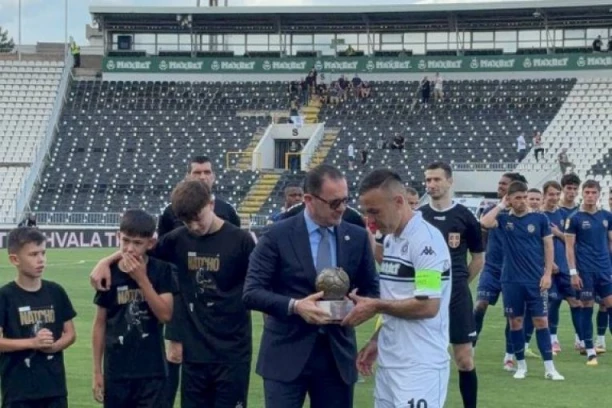 NATHO UPLAKAN IZAŠAO NA TEREN: Grobari  na dirljiv način ispratili kapitena u zasluženu penziju! (VIDEO)