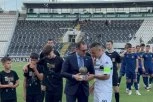 NATHO UPLAKAN IZAŠAO NA TEREN: Grobari  na dirljiv način ispratili kapitena u zasluženu penziju! (VIDEO)