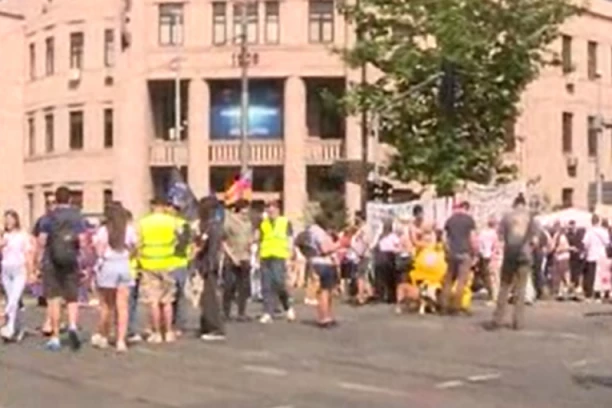 JEL OVO BLOKADERSKA "ELITA" IZ SRCA ŠUMADIJE? Pogledajte ko se "bori za boljitak Srbije" - SVI SEM DRŽAVLJANA SRBIJE! (VIDEO)