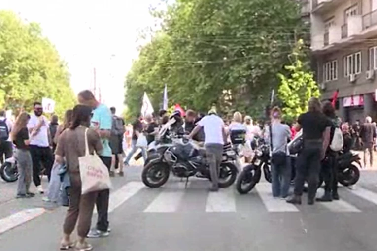 OGLASIO SE ANS O BRUTALNOM NAPADU NA EKIPU INFORMERA NA SLAVIJI: "Zahtevamo od nadležnih organa da hitno identifikuju i sankcionišu sve vinovnike ovog incidenta!"