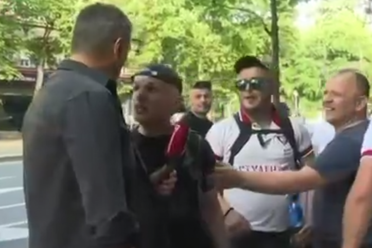 OVO JE LICE BLOKADERA! Pljuju i fizički napadaju novinare Informera, dok njihove kolege sa N1 neometano rade! (VIDEO)