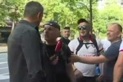 OVO JE LICE BLOKADERA! Pljuju i fizički napadaju novinare Informera, dok njihove kolege sa N1 neometano rade! (VIDEO)
