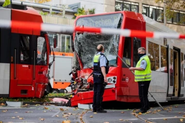 STRAVIČAN SUDAR TRAMVAJA U CENTRU GRADA, ČAK 27 POVREĐENIH! Petoro sugrađana u teškom stanju (FOTO)