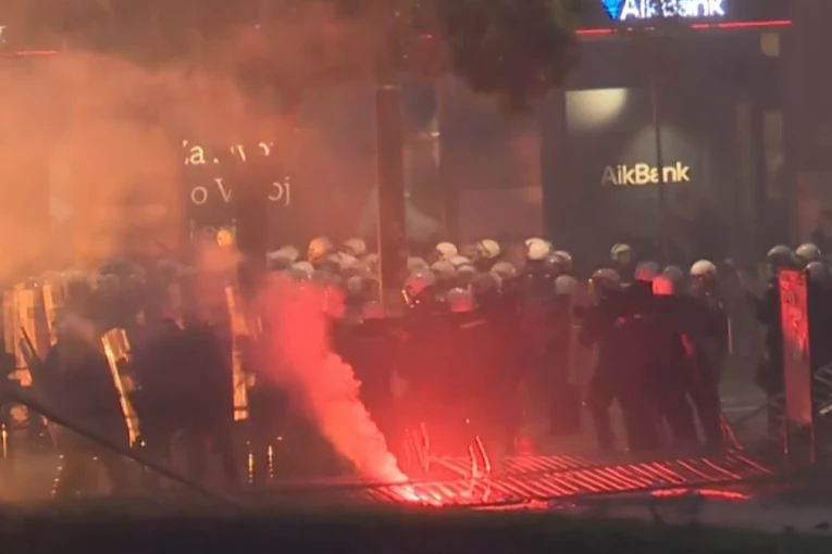 UDARNO! BLOKADERI SRUŠILI OGRADU PIONIRSKOG PARKA I NAPALI POLICIJU - letele kamenice, baklje i topovski udari! (FOTO)
