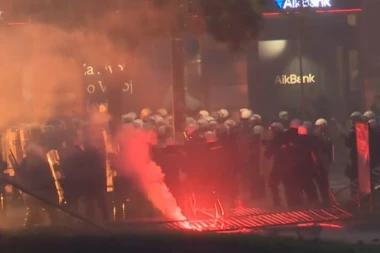 UDARNO! BLOKADERI SRUŠILI OGRADU PIONIRSKOG PARKA I NAPALI POLICIJU - letele kamenice, baklje i topovski udari! (FOTO)