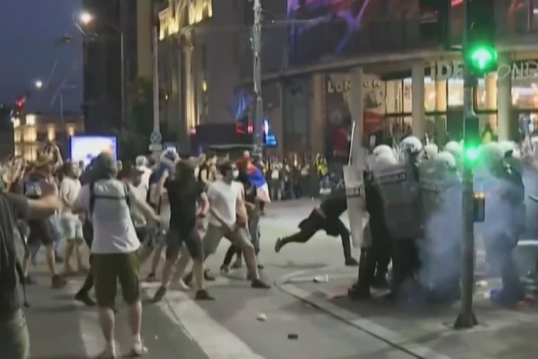 RATNO STANJE NA ULICAMA BEOGRADA! Blokaderi napadaju policiju, u toku je veliki sukob - OVO JE TRENUTAK KAD SU POLETELE KAMENICE I BAKLJE! (FOTO, VIDEO)