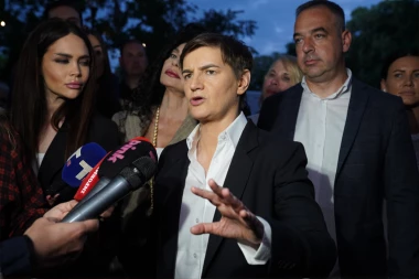 "OVO ŠTO RADE BLOKADERI JE ZLOČIN NAD NAŠIM NARODOM": Oglasila se Brnabić posle napada vandala na policiju u Beogradu