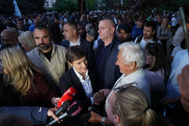 SKUP "SRBIJA POBEĐUJE" ODRŽAN U STEPOJEVCU! Rekordan broj potpisa za Vučićevu listu, Brnabić se zahvalila građanima Lazarevca!
