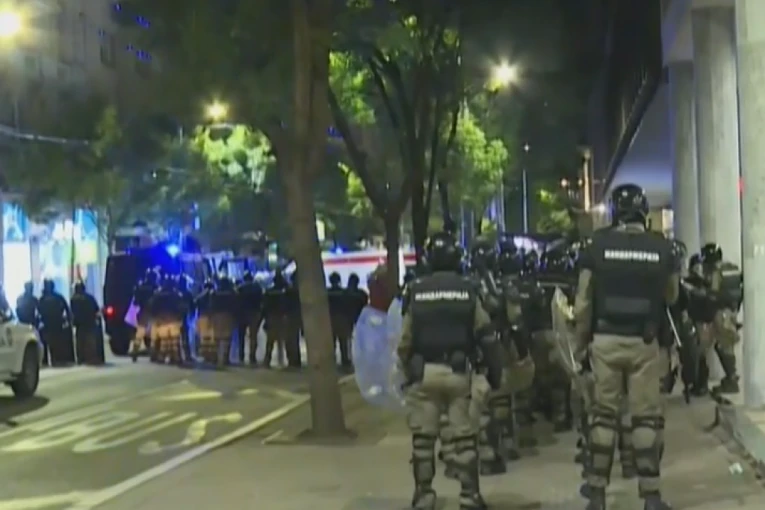 STRAHOVITE SCENE NASILJA U CENTRU BEOGRADA! Jezive scene agresije blokadera, PALE KONTEJNERE, POLICIJU ZASULI KAMENICAMA I PIROTEHNIKOM! (VIDEO)