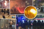 SCENE BLOKADERSKE BRUTALNOSTI! Nemilosrdno udaraju policiju štanglama, pojavio se i snimak iz drona - OVO JE TRENUTAK KADA SU PRIPADNIKE MUP ZASULI BAKLJAMA! (VIDEO)