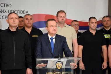 BLOKADERI SKIDALI POKLOPCE SA ŠAHTA! Dačić otkrio najnovije vesti nakon napada na policiju: Privedeno 23 lica, ima povređenih policajaca!